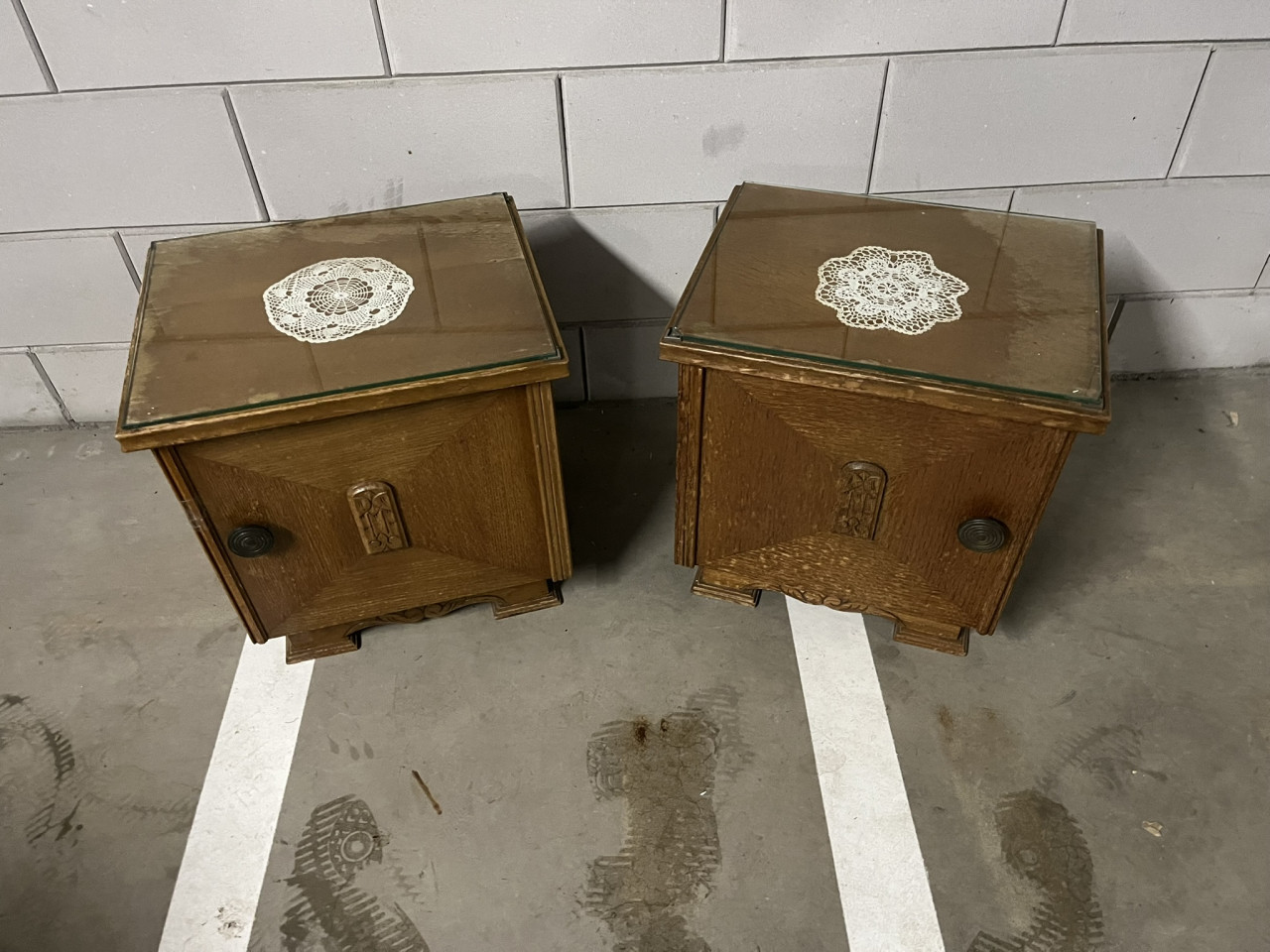 2 Vintage nachtkastjes met glazen plaat