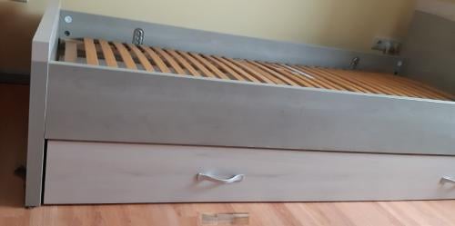 Slaapkamer ledikant, lattenbodem, lade, nachtkastje, kast 2-deurs, 2 x kast