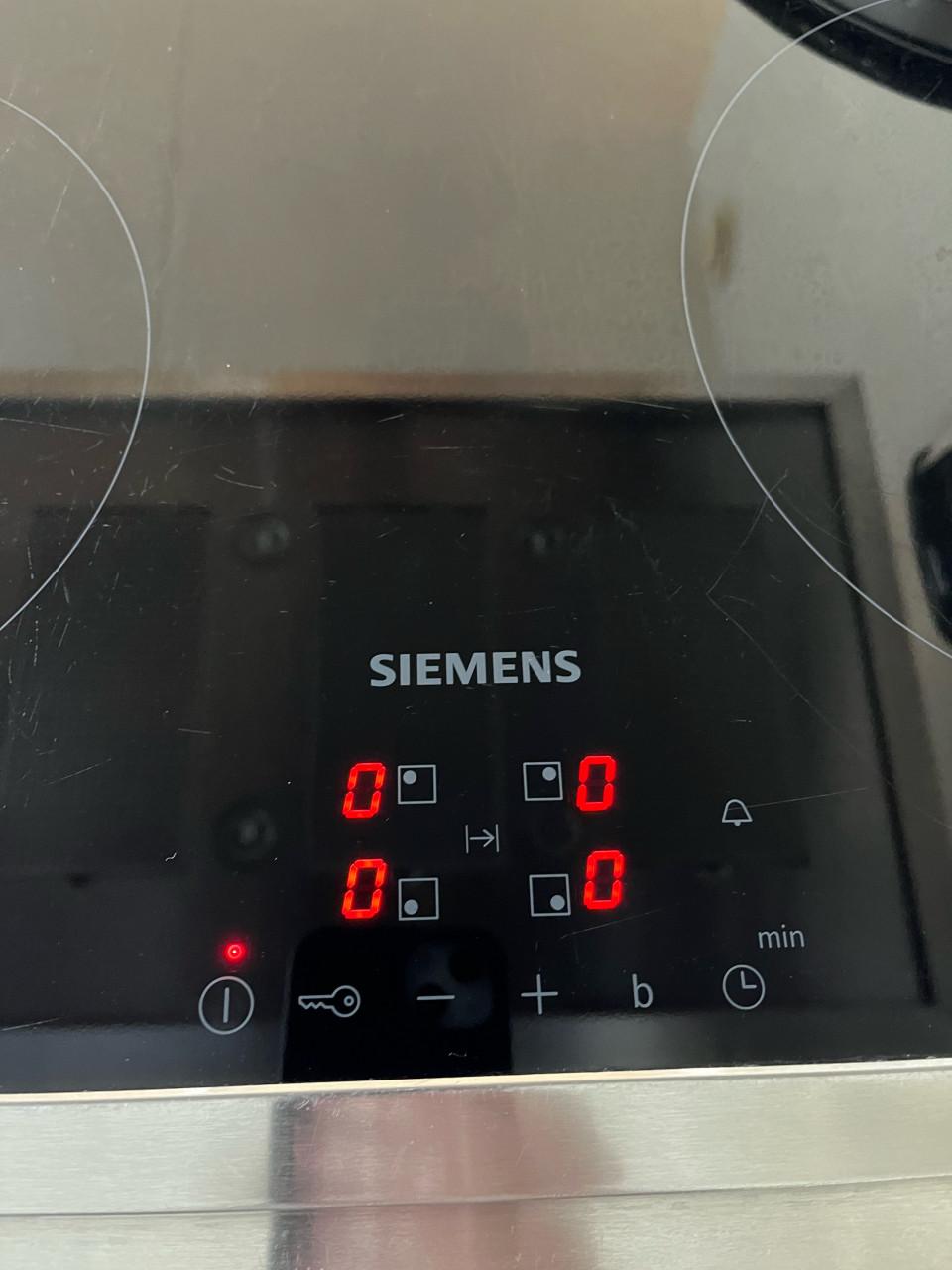 Kookeiland van het merk Composit, met rvs aanrechtblad en inbouwapparatuur