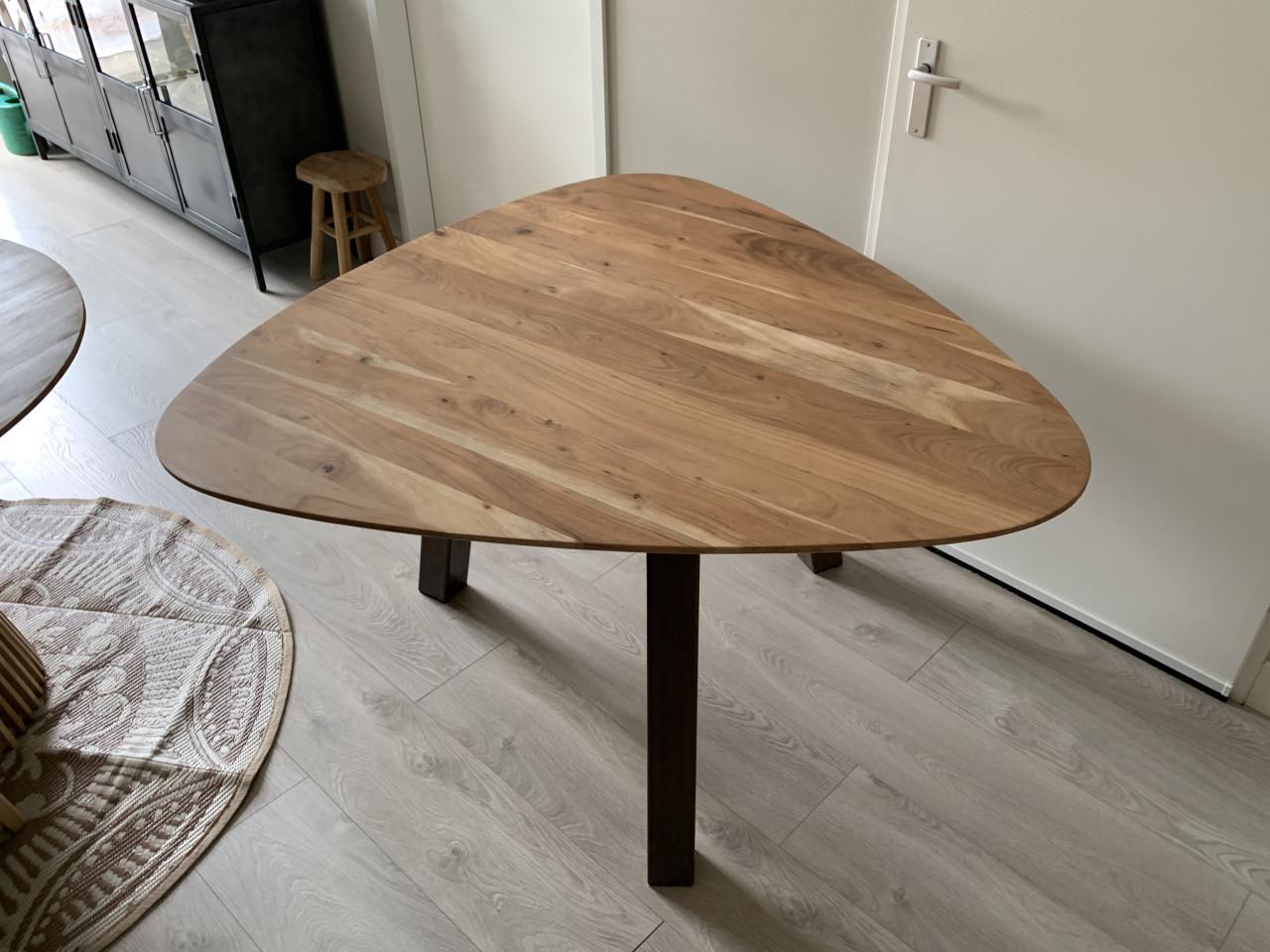 Eettafel model triangel