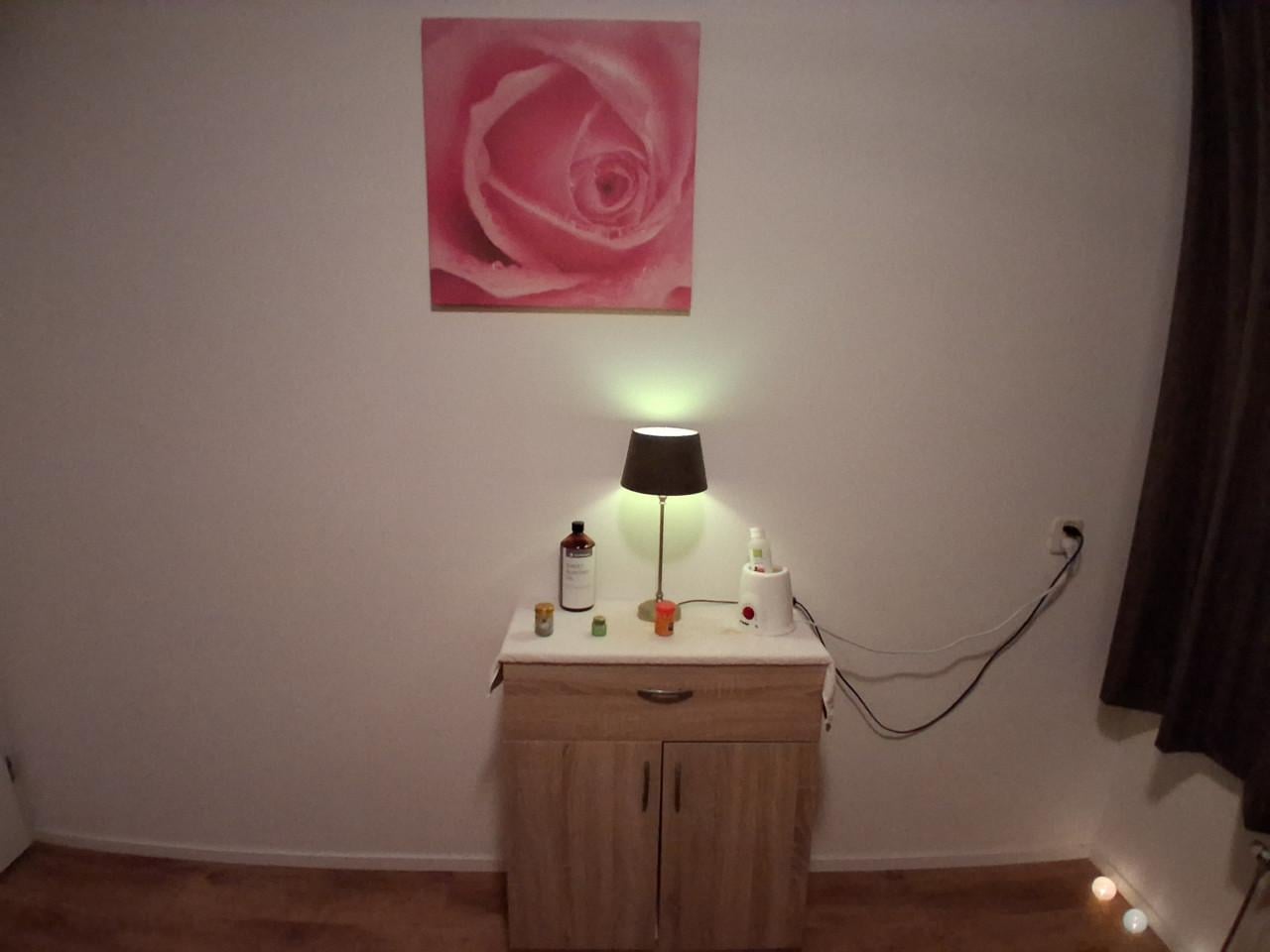 Ontspanningsmassage voor vrouwen door senior masseur