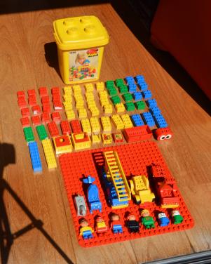 Duplo emmer set (1544) + bouwplaat + voertuigen + poppetjes