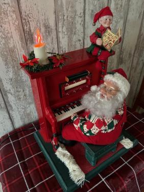Holliday Creations bewegende kerstman speelt piano.