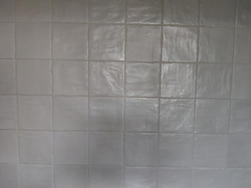 Gratis: ivoorkleurige wandtegeltjes