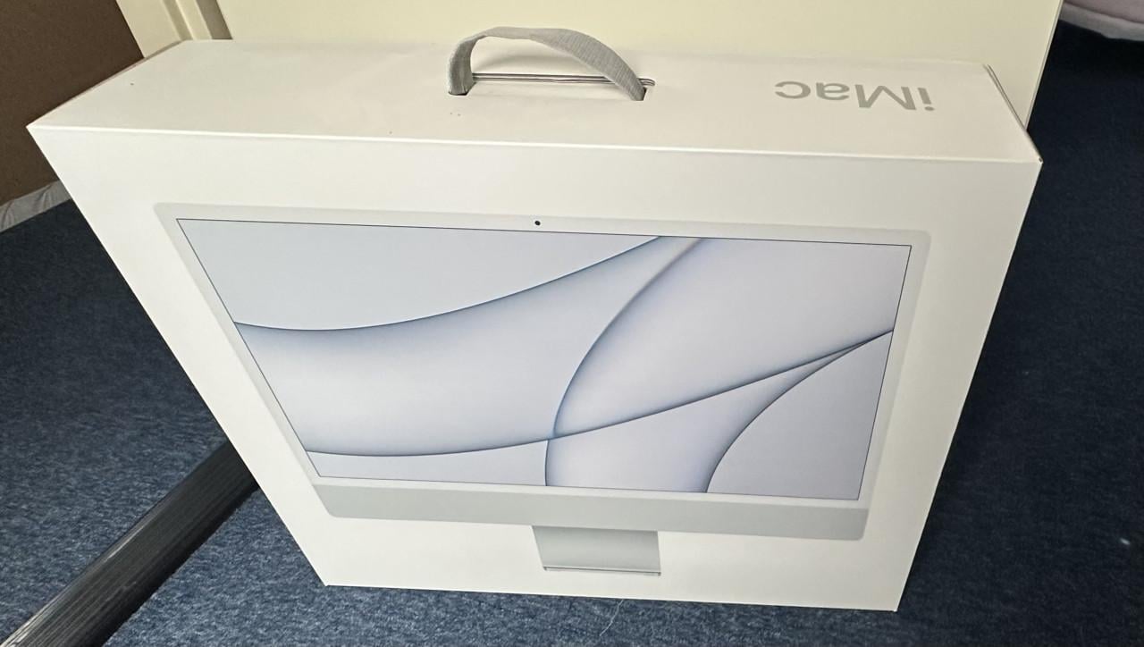 Apple iMac 24" M1. 16GB RAM.  512GB SSD