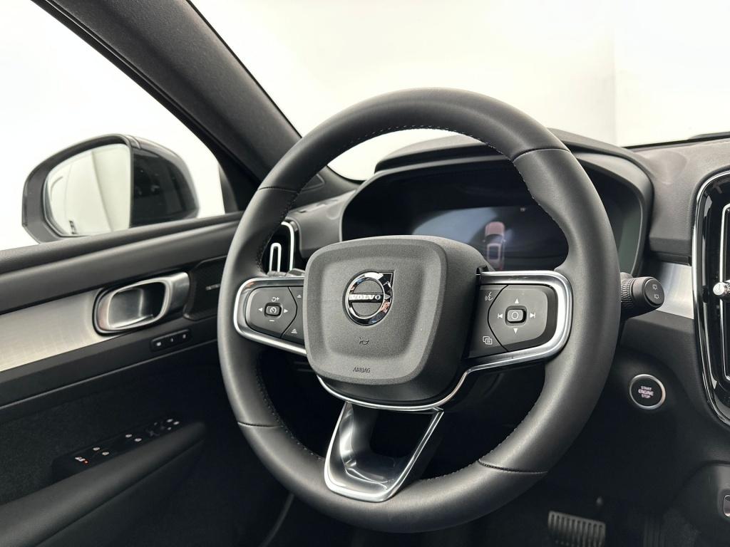 Volvo XC40 b4 197pk plus dark| pano| trekhaak| camera| elek.stoelen
