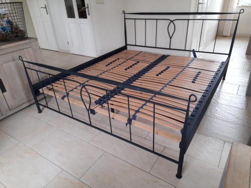 Metalen 2 Persoons bed 180 x 200 ( in goede staat)
