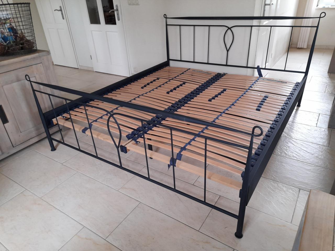 Metalen 2 Persoons bed 180 x 200 ( in goede staat)