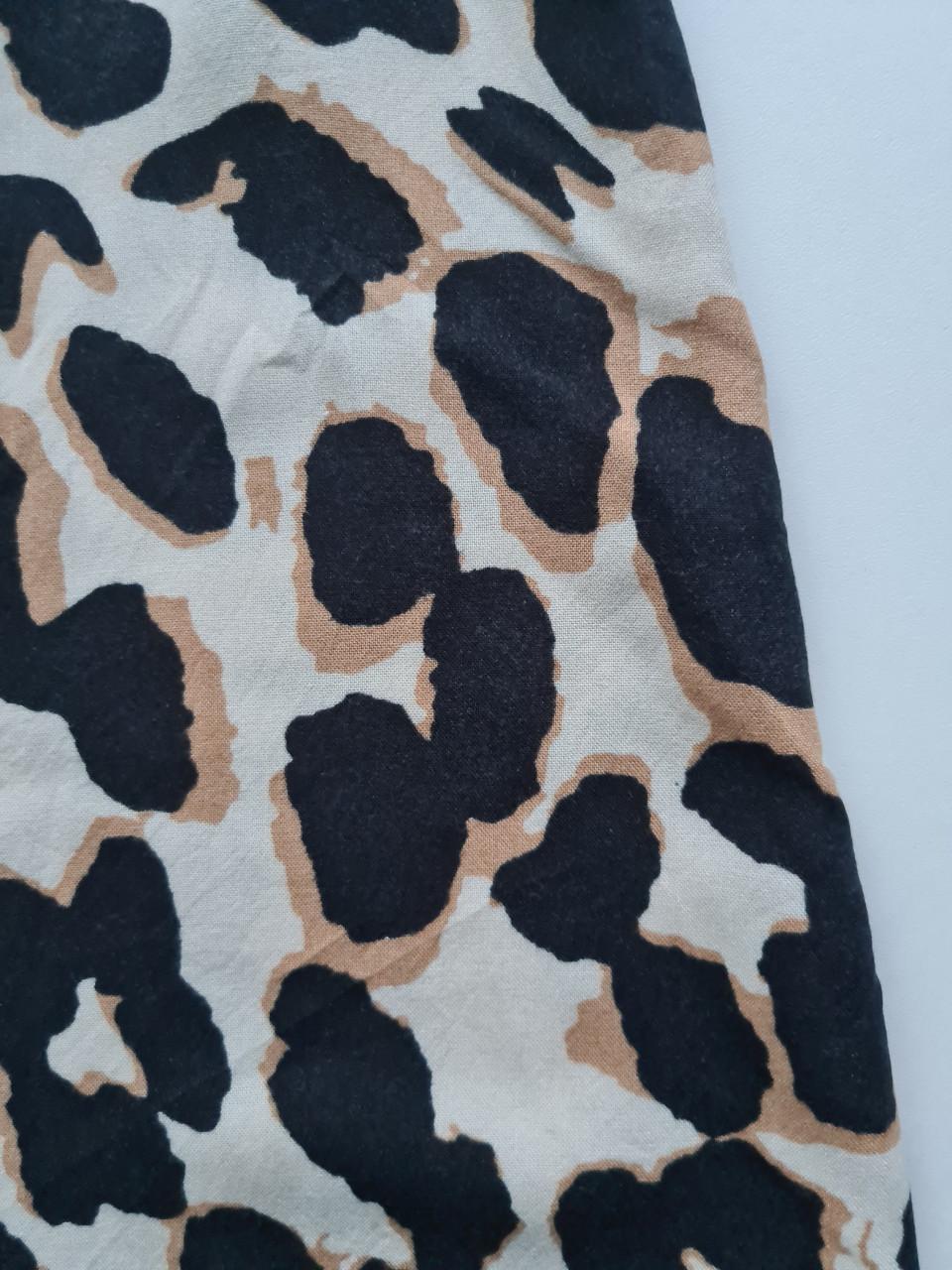 Leuk mouwloos blousje met trendy luipaardprint, voor de zomer. Mt 122-128