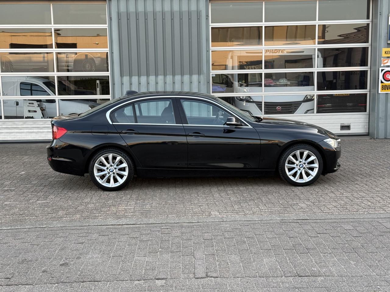 BMW 3-serie - 320i High Executive
