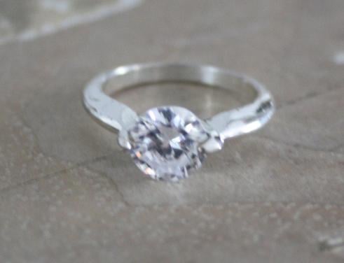 Zilverkleurige ring met steentje nr 2