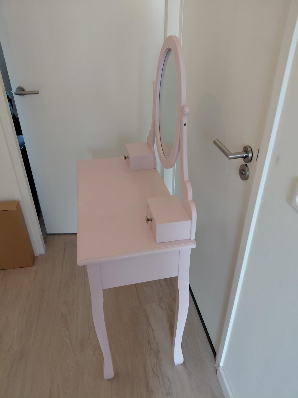 Te koop: leuke meiden kaptafel