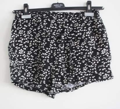 Zwarte korte broek met witte bloemen maat m