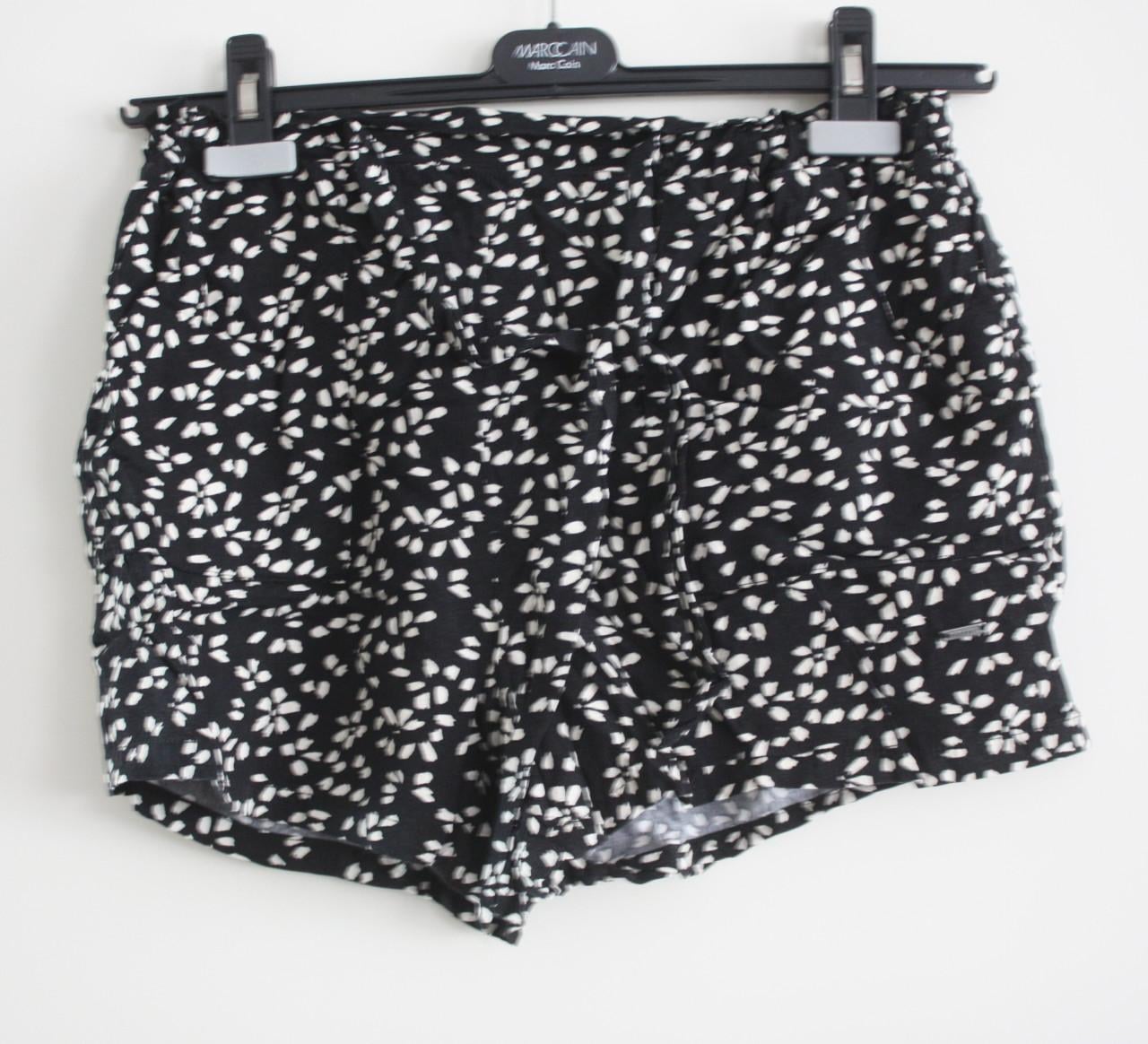 Zwarte korte broek met witte bloemen maat m