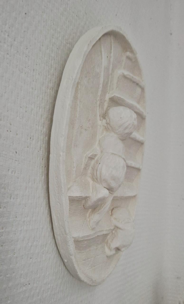 Ovaal vintage wit wandpaneel gips 3D kind hond trap