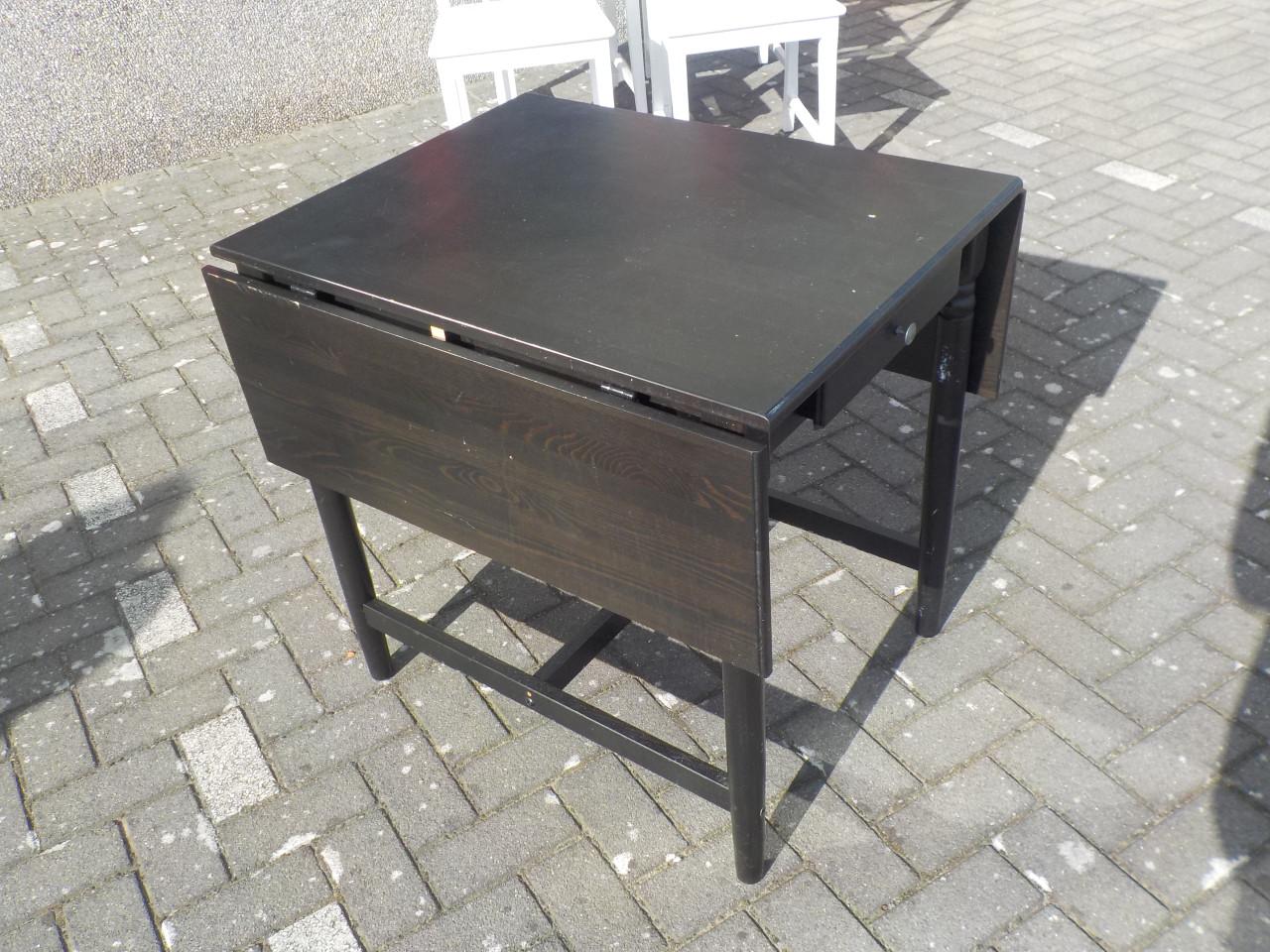 Verlengbaar eettafeltje met lade in zeer goede staat