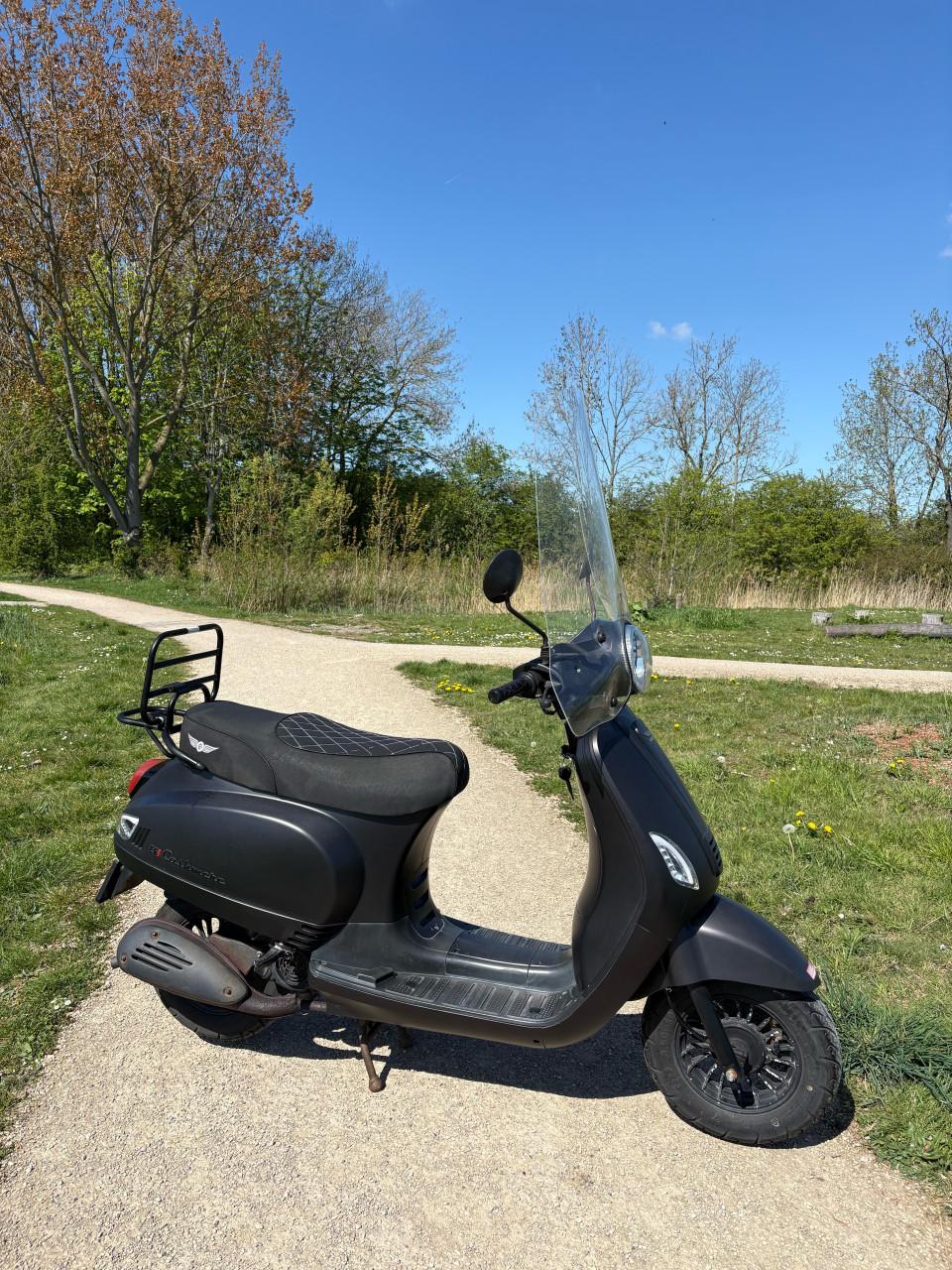 Nette scooter op geel kenteken