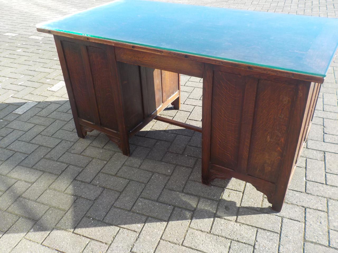 Massief eiken bureau met glazenplaat in goede staat mooie kwaliteit KOOPJE