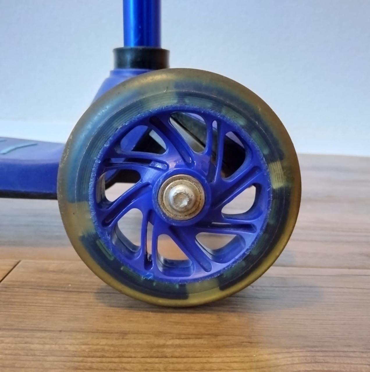 Blauwe driewielerstep