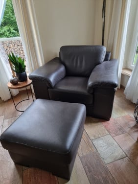 Leren fauteuil met poef