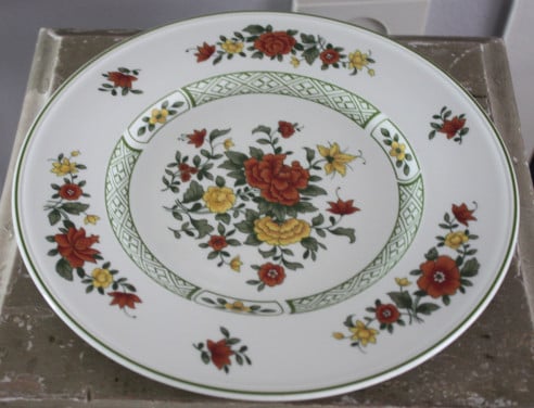 Bord met rode en gele bloemen