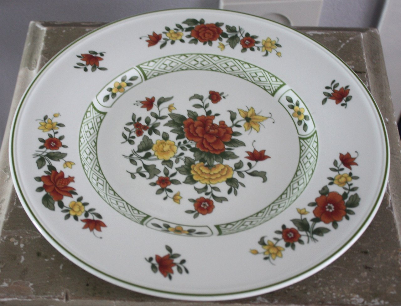 Bord met rode en gele bloemen