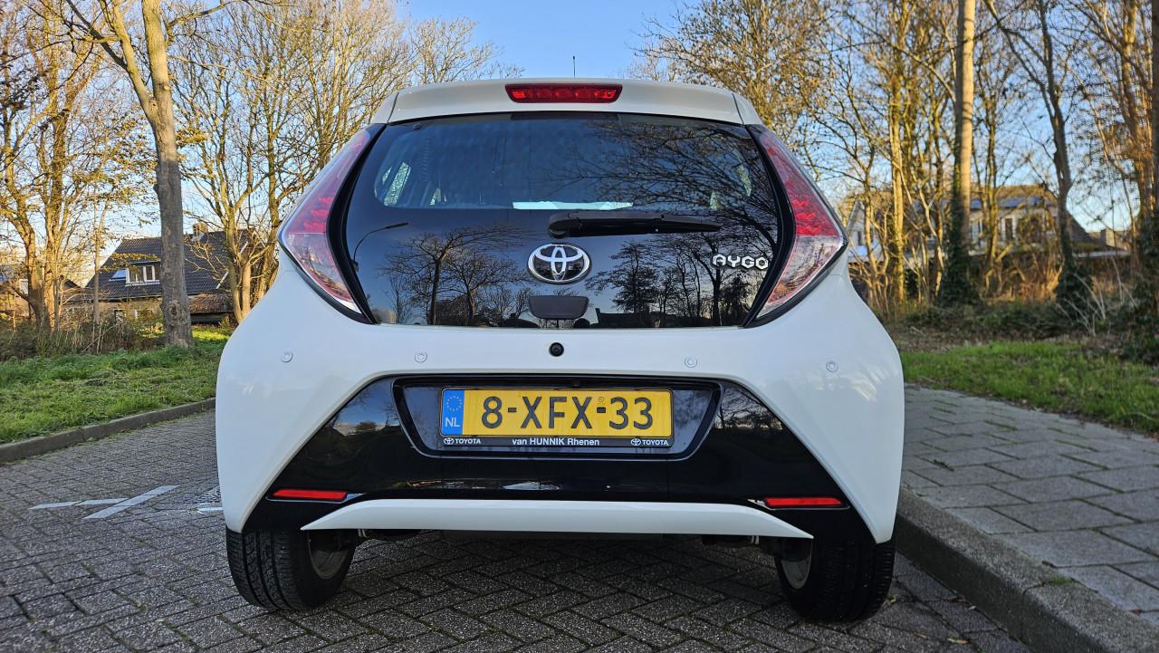 Zuinige TOYOTA AYGO X-PLAY / 1 Eig / NL AUTO / NAP / DEALER OND / 71.789 km