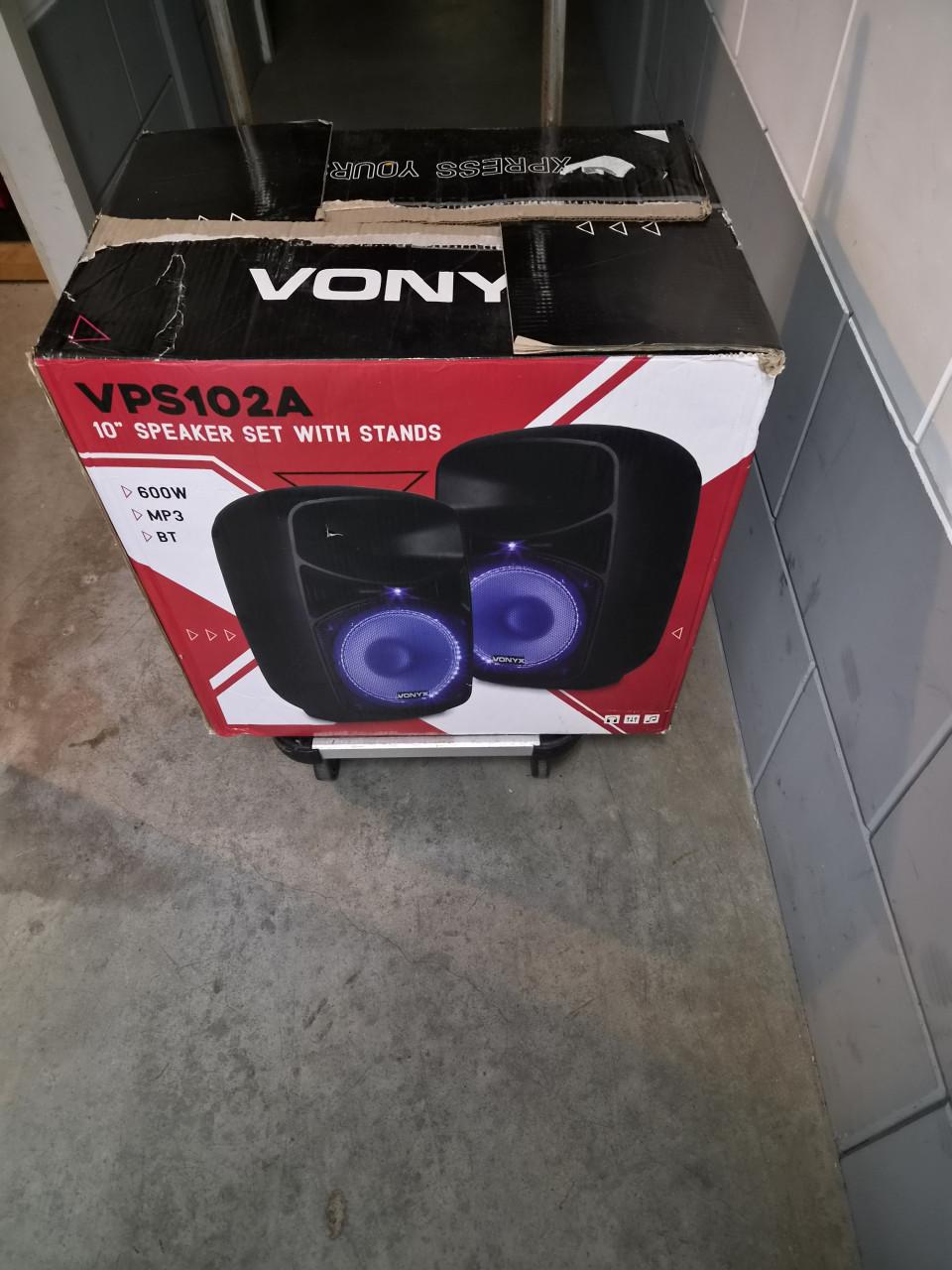 2 speakersets + 2 losse speakers.