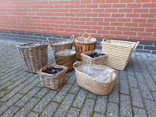 8 Rieten mandjes