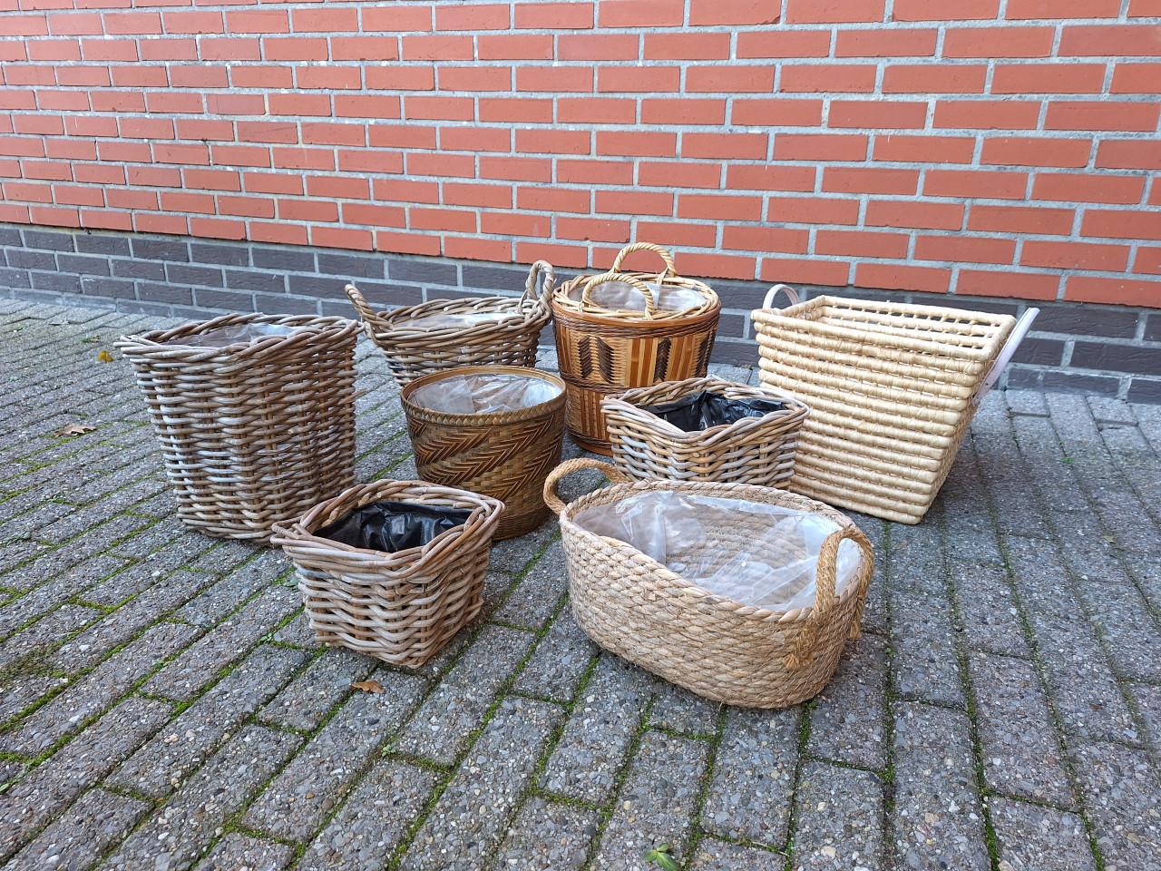 8 Rieten mandjes