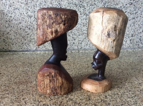 2 mooi  uitgesneden Afrikaanse houtsnijwerkjes in Ebbenhout. Hoogte: 15 cm.