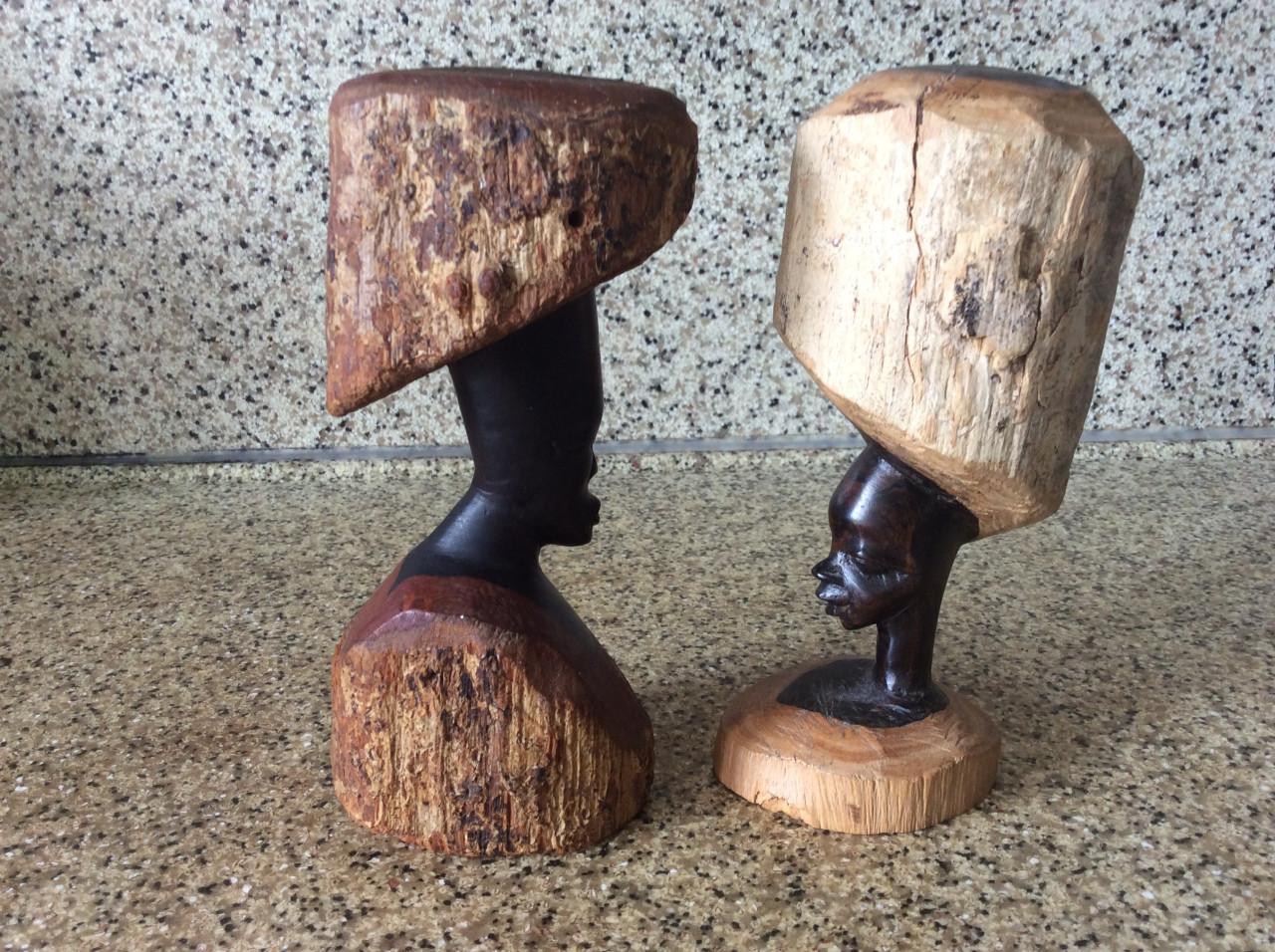 2 mooi  uitgesneden Afrikaanse houtsnijwerkjes in Ebbenhout. Hoogte: 15 cm.