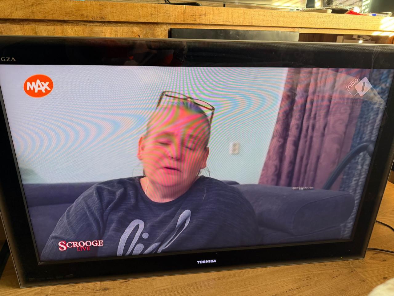 Toshiba TV met muurbeugel 136cm diagonaal L115 x B72