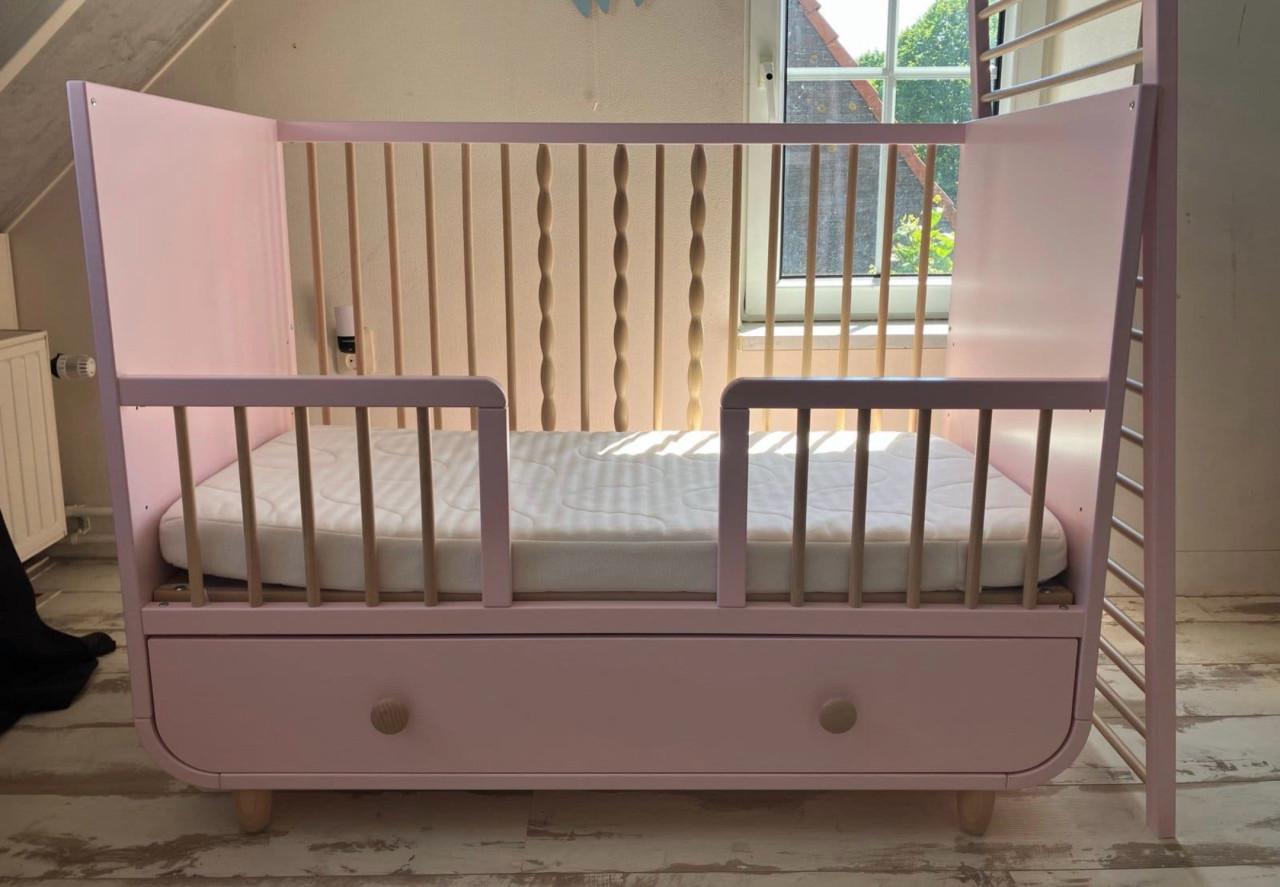 Roze babybedje met lade