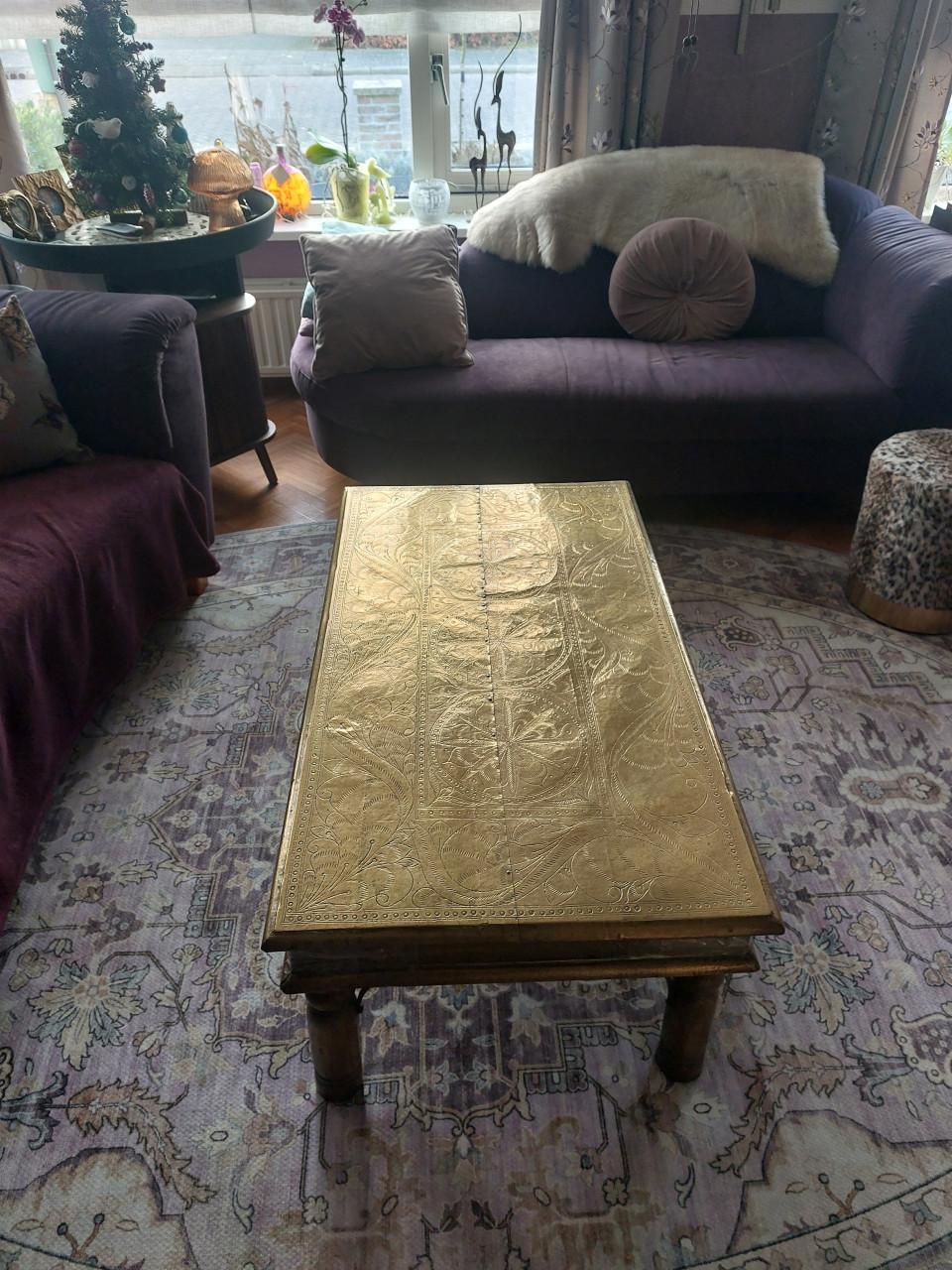 Unieke salontafel ! massief hout volledig  bekleed met handbewerkt messing