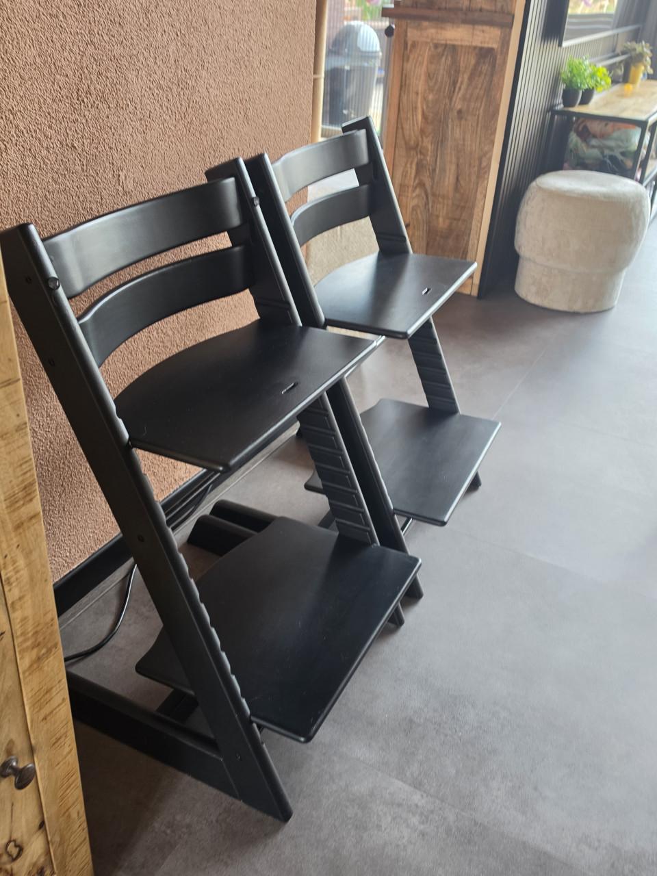 2 matzwarte triptrap stoelen