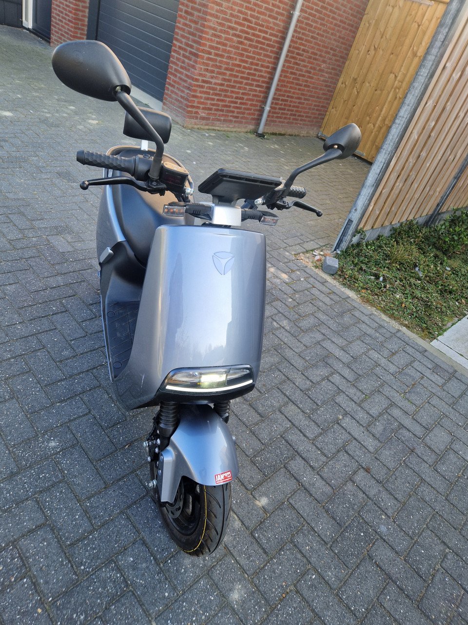 Yadea G5 Elek. Scooter 25 km/u Type Max 34 km/u. Teller 232 km