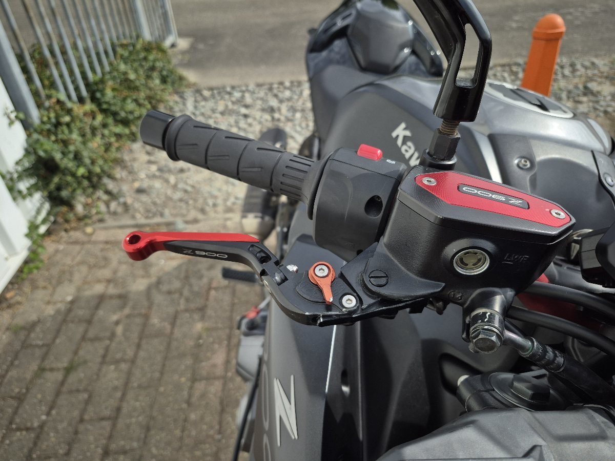 Kawasaki Z900 acrapovic uit 2023