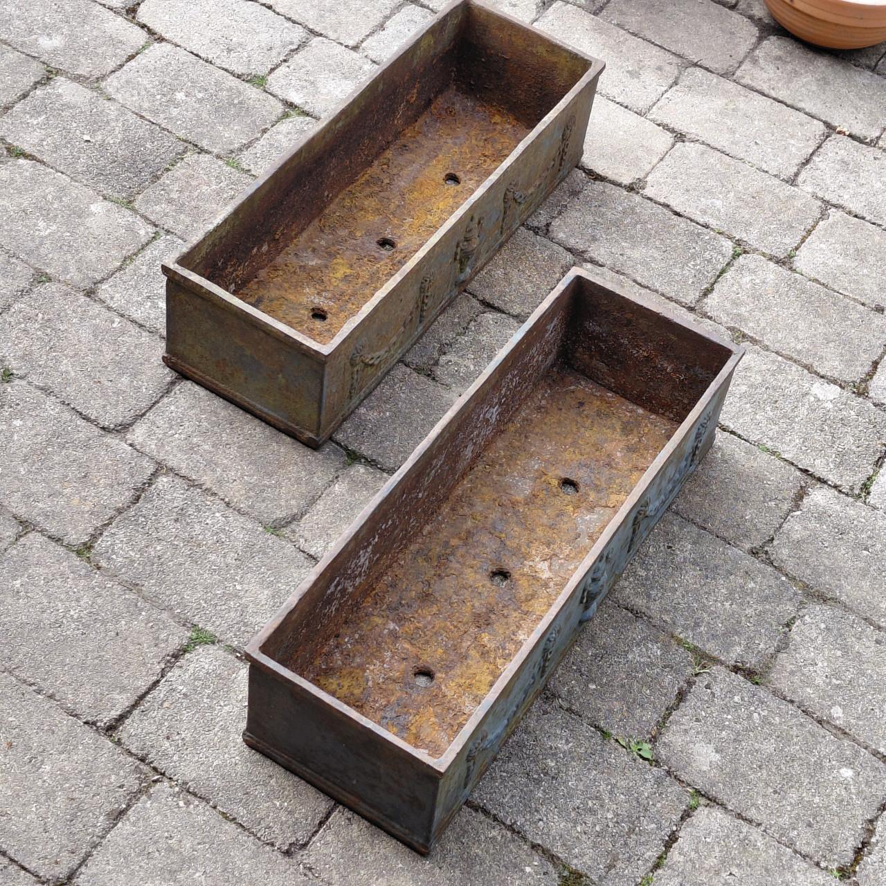 Gietijzeren brocante bloembakken (2 stuks)