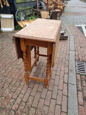 Oud grenen hangoor tafeltje