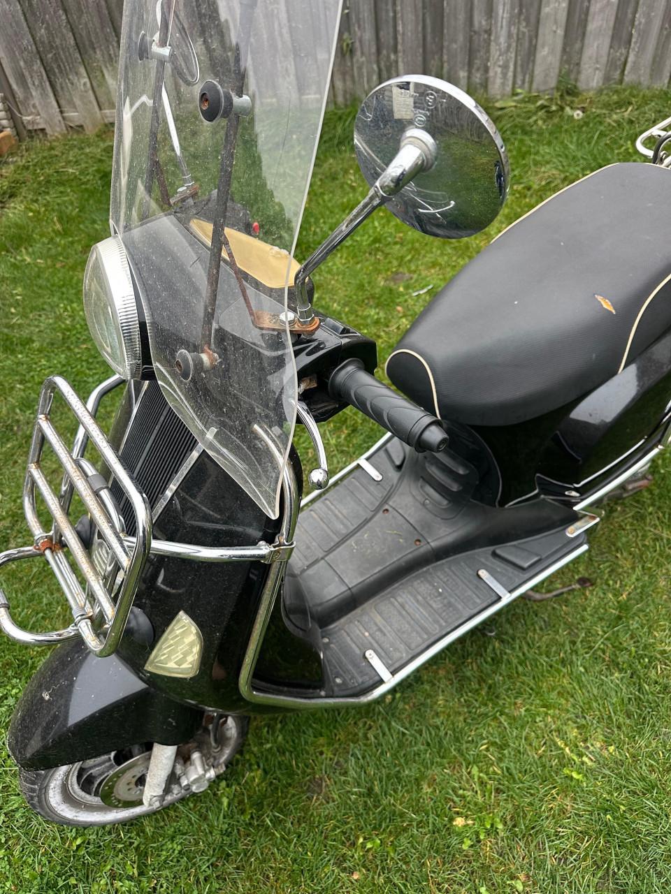 Zwarte scooter Berini Napoli 2- incl. valbeugels en windscherm