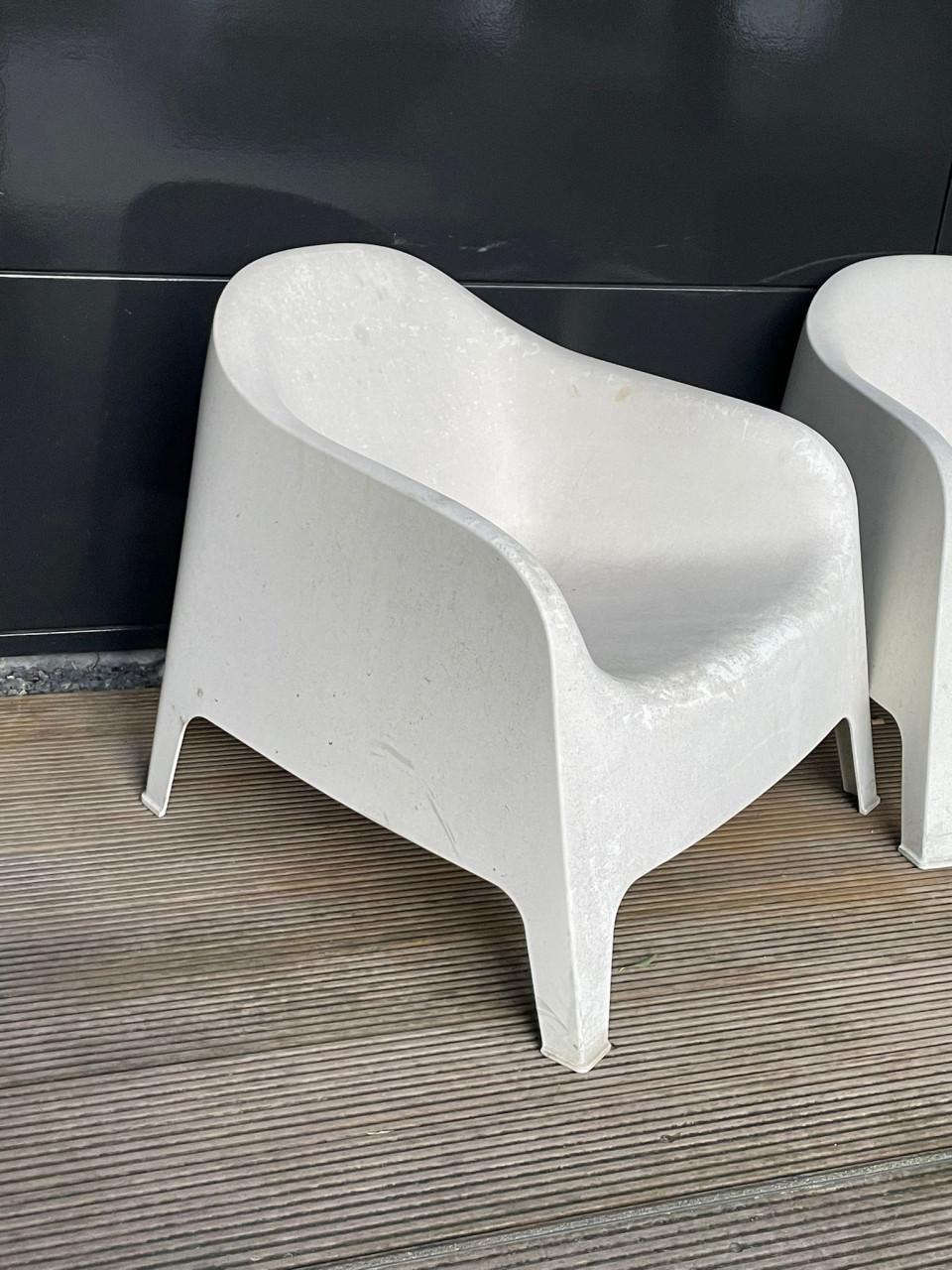 2 witte buitenstoelen