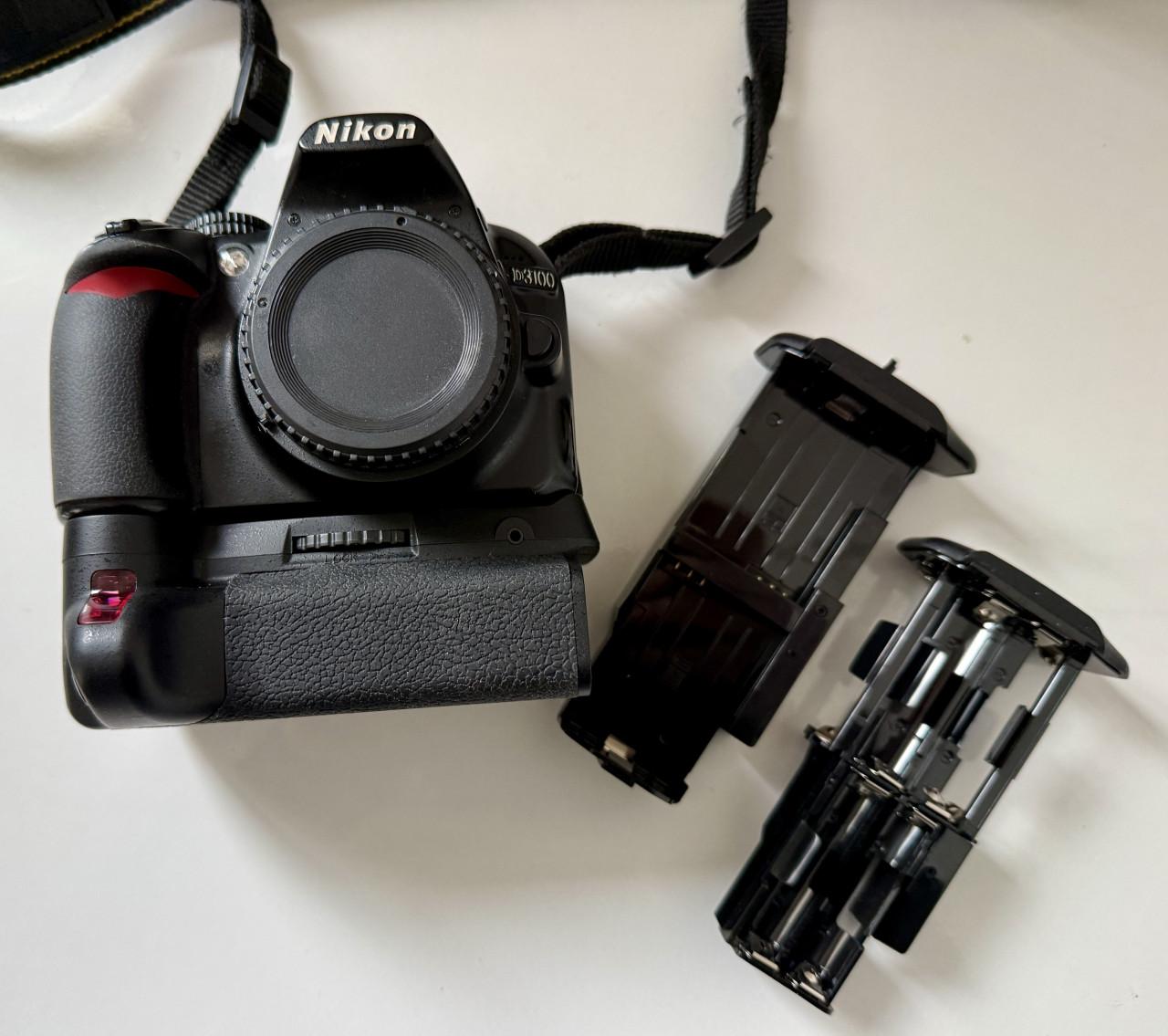De Nikon D3100 body met Jupio batterijgrip