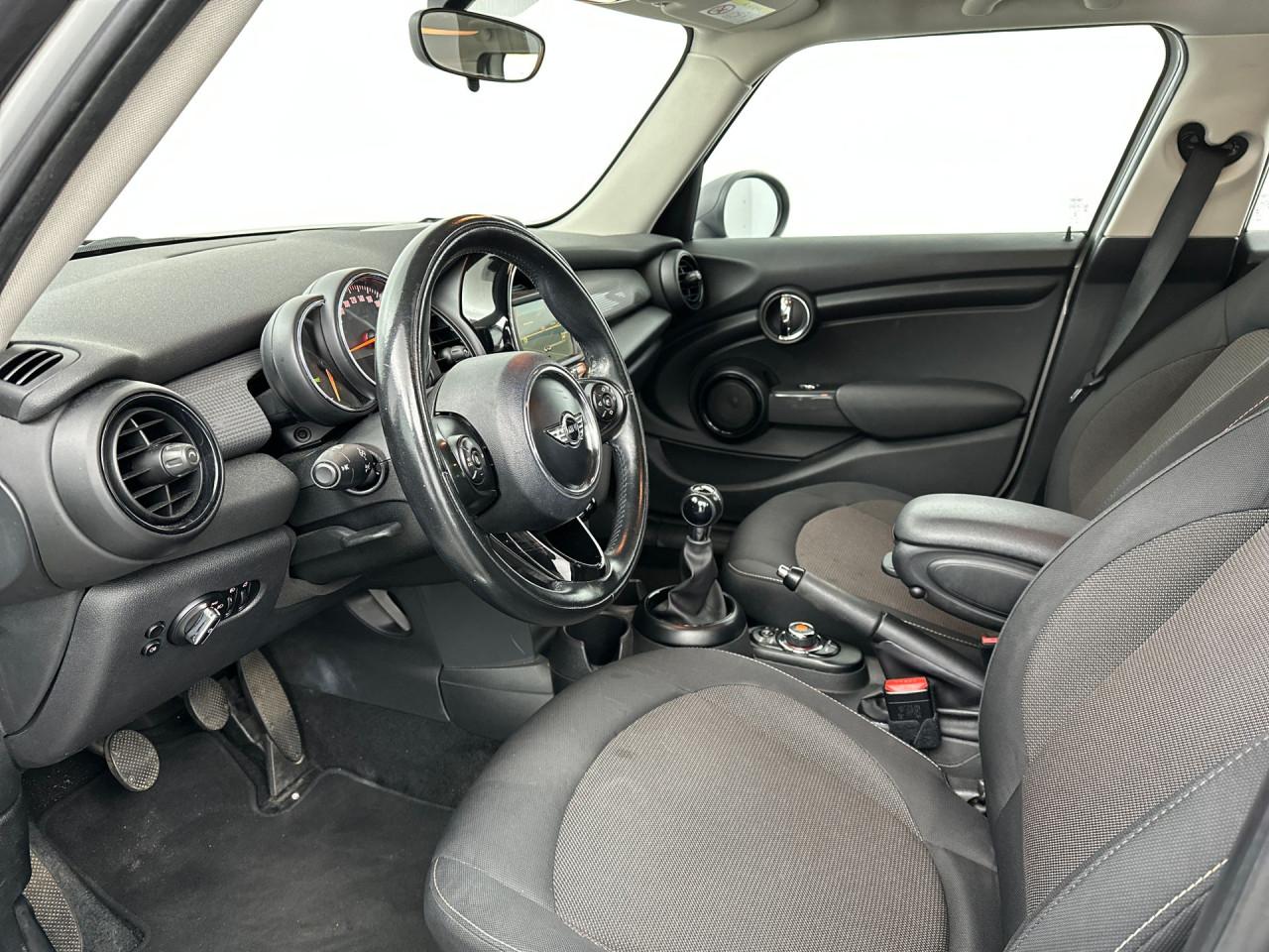 Mini Cooper 5 deurs in zeer nette staat in de kleur white-silver metalic