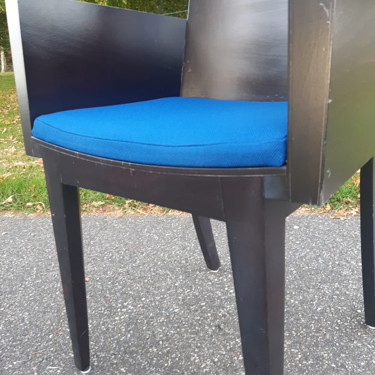 In goede staat verkerende houten stoelen.