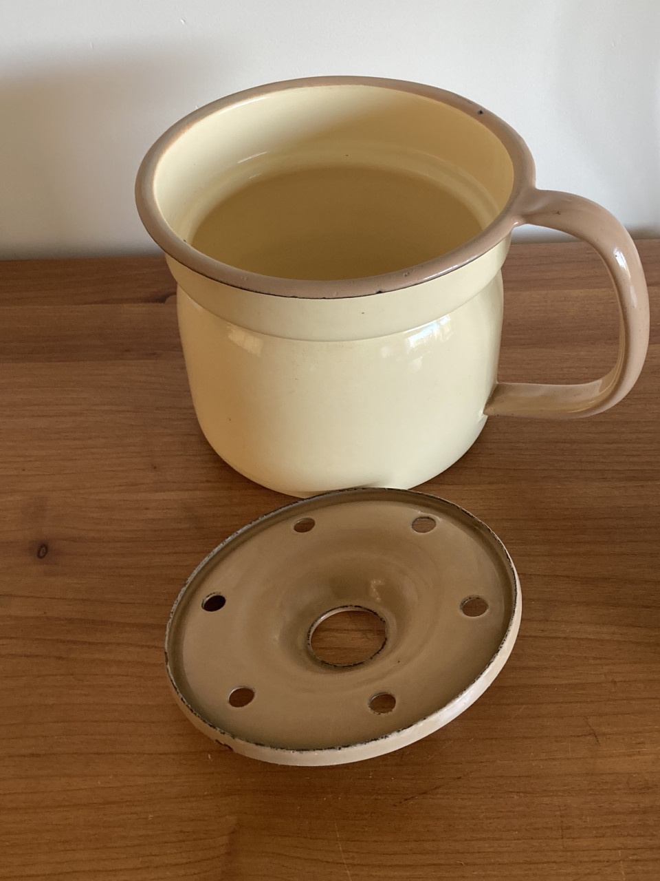 Vintage crèmekleurige melkkoker met overkookdeksel