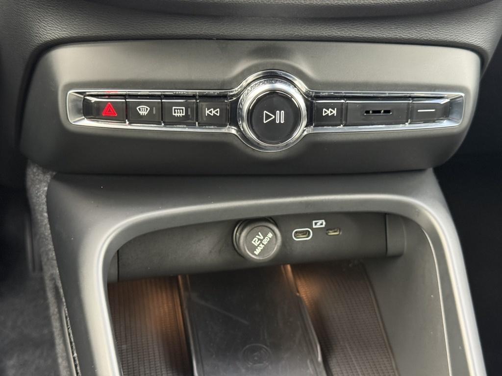 Volvo XC40 b4 197pk plus dark |adap.cruise| trekhaak | camera| elektrische