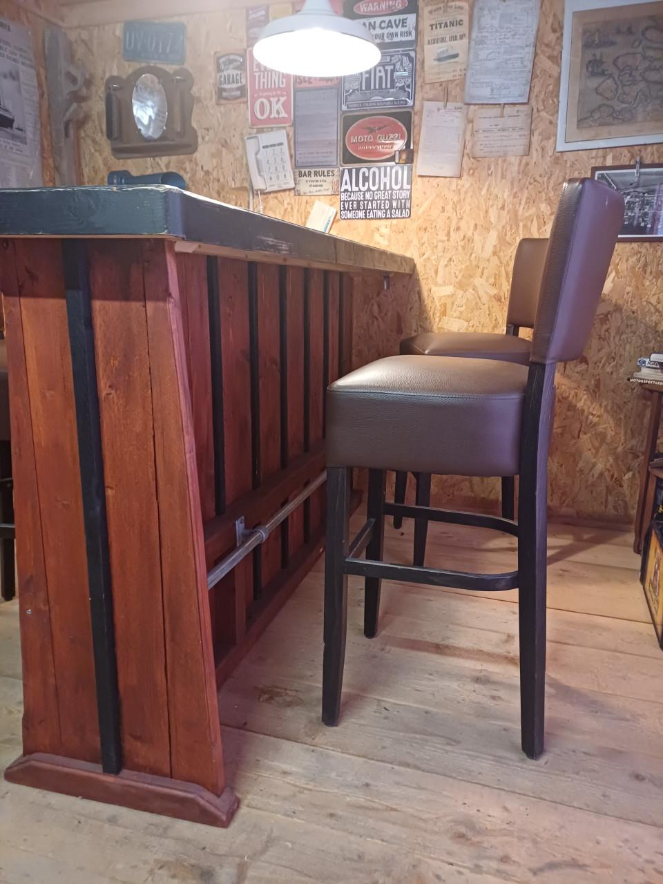 Bar met 4 barkrukken