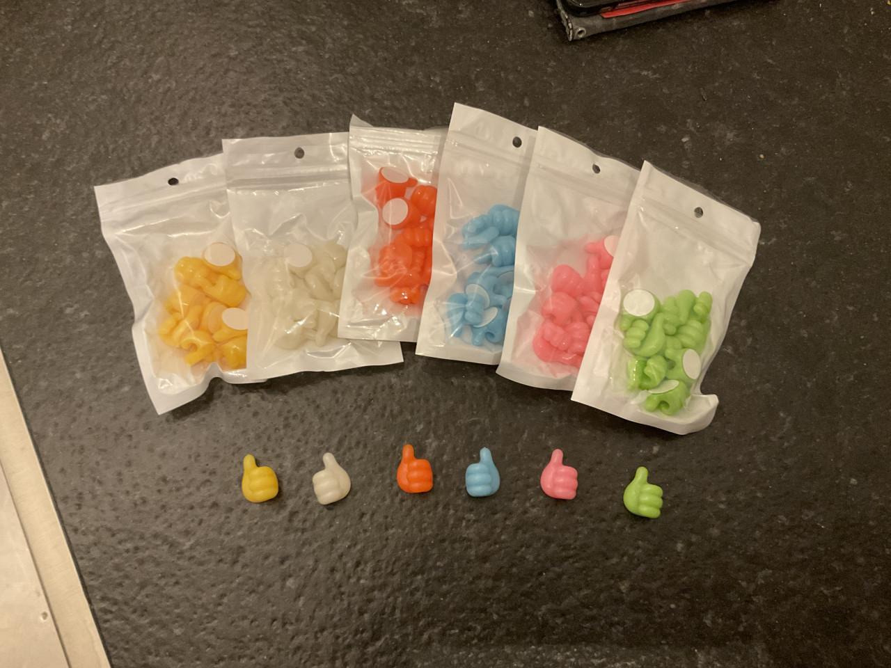 Kabelbevestiger voor telefoon oplaad kabel.