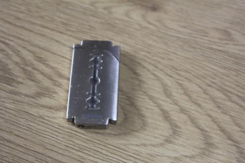 Aansteker in de vorm van n scheermesje